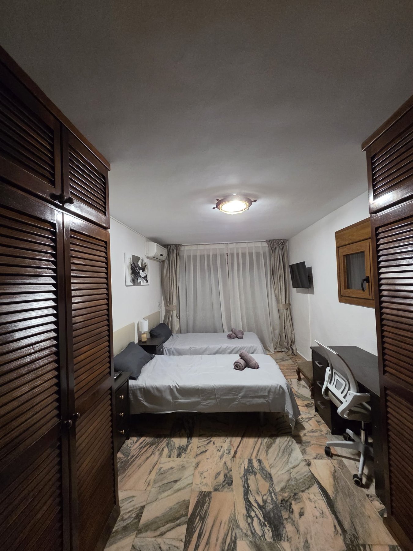 Bedroom 5 with twin beds and desk at Villa Andalucía in Mijas