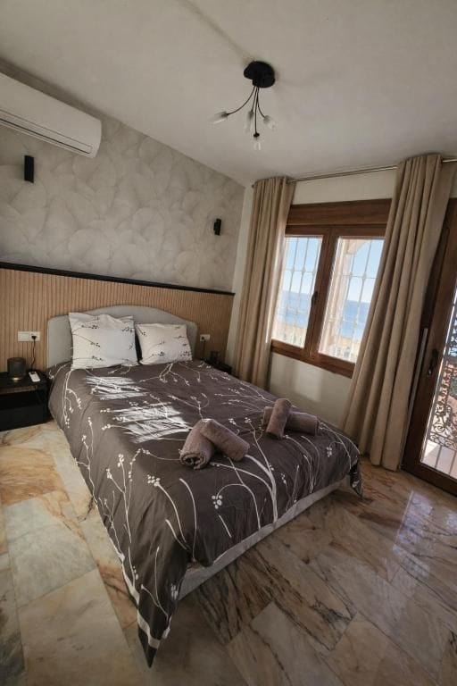 Double bedroom with sea view at Villa Andalucía in El Faro, Mijas