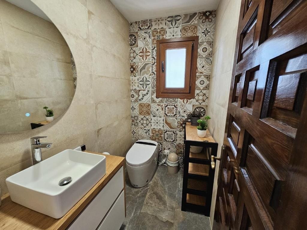 Modern guest bathroom at Villa Andalucía