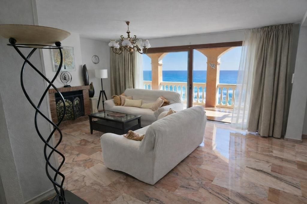 Sea-view living room at Villa Andalucía on the Costa del Sol